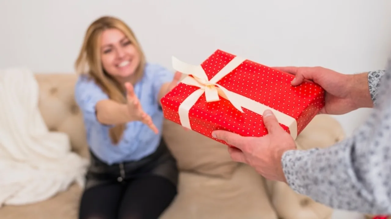 The Art of Gift-Giving: What to Buy for Your Escort in Paris